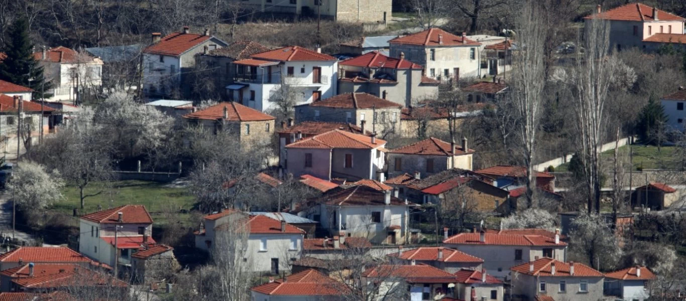 Παράνοια: Σε χωριά που είναι…covid-free οι κάτοικοι φορούν παντού μάσκες και τηρούν αποστάσεις (βίντεο)